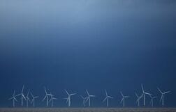 英、40年に排出量87％減目標　脱炭素で電力コスト抑制