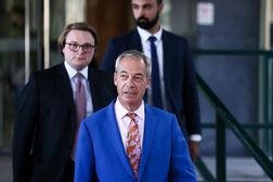 疑惑噴出の英右派政党党首、議員辞職して出直し選挙出馬へ