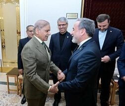 イラン外相がパキスタン内相と会談、米との戦争終結案を協議