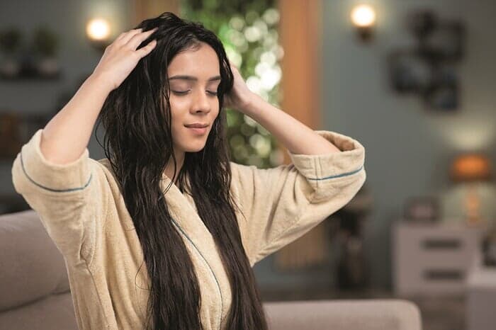 頭皮ケアをする女性