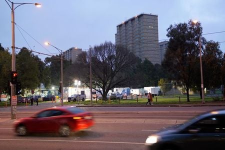 ７月８日、オーストラリアのモリソン首相は、海外から帰国する市民や永住者の人数を制限することを検討する方針を示した。メルボルンで撮影（２０２０年　ロイター/Sandra Sanders）