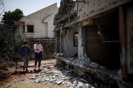 イスラエル軍は１日、夜間に実施したベイルートへの空爆により、イラン支援下にあるレバノンの武装組織ヒズボラ幹部を殺害したと発表した。写真はイスラエル中部のヒズボラによる攻撃の痕。2026年3月12日撮影（２０２６年　ロイター//Shir Torem）