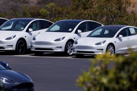 　２月３日、米カリフォルニア州新車ディーラー協会によると、米電気自動車（ＥＶ）大手テスラの同州での新車登録台数は昨年、前年比約１２％減少した。写真は販売・サービスセンターに並ぶテスラ車。米カリフォルニア州 で２０２２年６月撮影（２０２５　ロイター／Mike Blake）