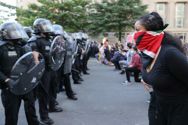米首都ワシントン（コロンビア特別区）は９日、警察改革案を承認した。写真はワシントンでデモ隊と対峙する警官隊。１日撮影（２０１９年　ロイター/JONATHAN ERNST）