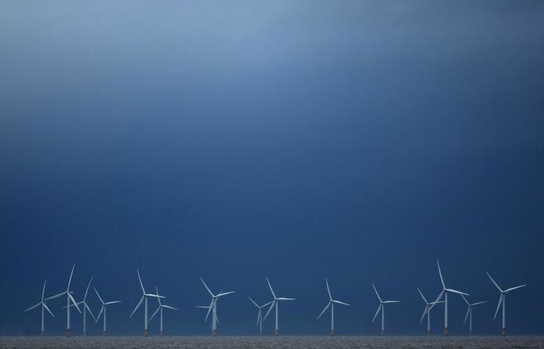 写真はバーボバンク洋上風力発電所の風力タービン。2025年12月、英ニューブライトン沖で撮影。REUTERS/Phil Noble