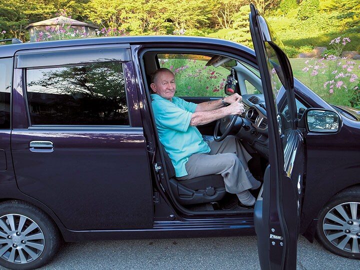 愛車に乗り込むジェンキンス。好きだったバイクは70歳を機に乗るのをやめた（12年）　Toshihiro Yamada