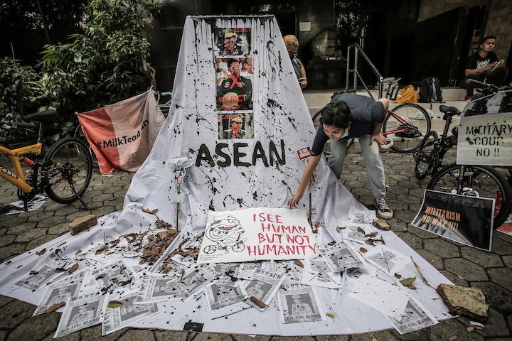 ミャンマーに対するASEAN各国政府の対応は一枚岩ではない。写真は今年4月にASEAN首脳会議が行われたジャカルタでのミャンマー軍政への抗議デモ　Antara Foto/Dhemas Reviyanto - REUTERS