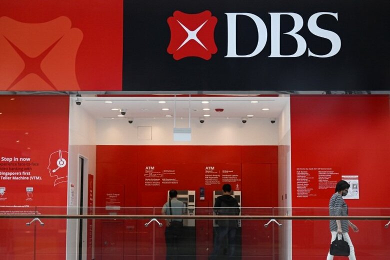写真はＤＢＳのロゴとＡＴＭ。2022年3月、シンガポールで撮影。 REUTERS/Caroline Chia