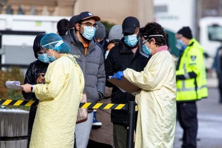 カナダのフリーランド財務相は３日、新型コロナウイルス感染流行第２波による同国経済への影響は予想以上となっており、政府は支援に格差が生じた場合に着実に対応できるよう、迅速に動く必要があると述べた。写真はコロナ検査を待つ人たち、トロントで１１月撮影（２０２０年　ロイター／Carlos Osorio）