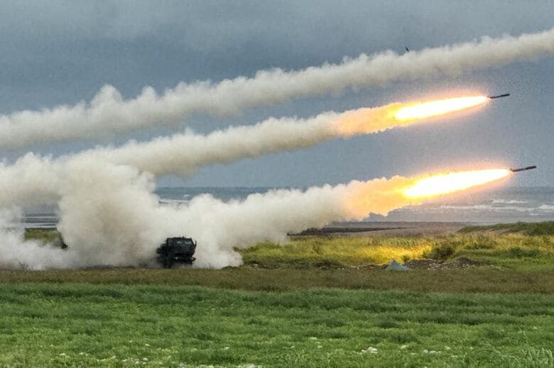 6月10日、台湾軍の実弾射撃演習で発射される高機動ロケット砲システム（HIMARS）のロケット弾。台中で撮影。 REUTERS/Angie Teo