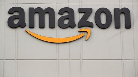 １１月２５日、ドイツの労組・ベルディは、米ネット通販大手、アマゾン・ドット・コムのドイツの７カ所の物流センターの従業員に対し、２５日夜から３日間のストライキを実施するよう呼び掛けた。  写真はアマゾンのロゴ。米ニューヨークで撮影（２０２０年　ロイター/Brendan McDermid）