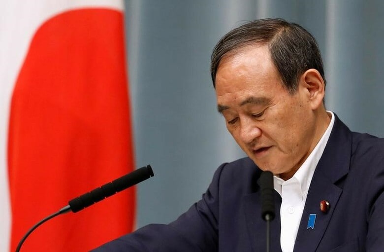４月１３日、菅義偉官房長官（写真）は閣議後記者会見で、マンガ・アニメの海賊版サイトが急速に拡大していることを受け、安倍晋三首相から、中長期の対応方針を取りまとめ、可能なものから一刻も早く実施するよう指示があったことを明らかにした。写真は都内で昨年５月撮影（２０１８年　ロイター／Toru Hanai）