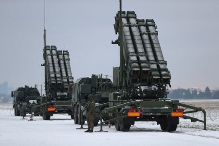 　９月１１日、米国務省は、ポーランドに統合防空ミサイル防衛戦闘指揮システムと関連機器を売却することを承認した。売却額は推定４０億ドル。写真は防衛システムの訓練を行うポーランド兵。２月７日、ワルシャワの空港で撮影（２０２３年　ロイター/Kacper Pempel）