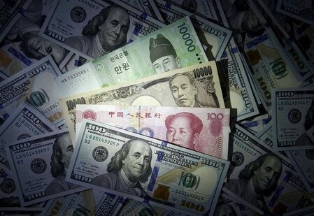 ８月２６日、ニューヨーク外為市場では、ドルが円に対し２週間ぶり高値をつけた。写真は２０１５年１２月撮影された各国の紙幣（２０１６年　ロイター/Kim Hong-Ji//Illustration/File Photo）
