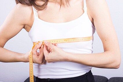 プチ豊胸手術を希望する女性は後を絶たない　&copy;iStock.com/South_agency