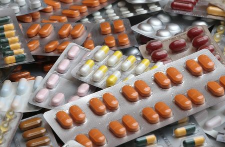 トランプ米政権が薬価を他の先進国水準に引き下げる検討に着手したことが分かった。他国の薬価と比べ適正水準を探る「国際価格参照制度」と呼ばれる仕組みで、製薬企業関係者２人が当局から事前警告を受けたことを、匿名を条件にロイターに明らかにした。２０１９年８月撮影（２０２５年　ロイター/Yves Herman）