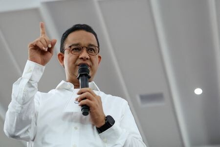 インドネシア大統領選でプラボウォ国防相の圧勝が発表されたことを受け、落選したアニス前ジャカルタ特別州知事は２１日、憲法裁判所に選挙結果への異議を申し立てた。写真は選挙戦のため西ジャワ州で講演するアニス氏で１月撮影（２０２４年　ロイター／Ajeng Dinar Ulfiana）