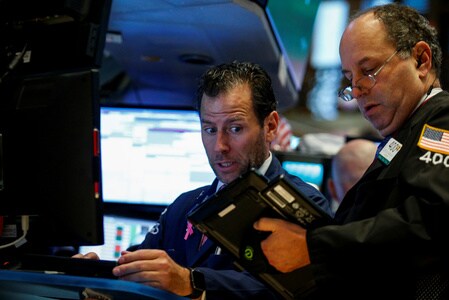 　１０月５日、米国株式市場は主要３株価指数が４日連続で終値ベースの最高値を更新。写真はＮＹ証券取引所のトレーダー、３日撮影（２０１７年　ロイター/Brendan McDermid）
