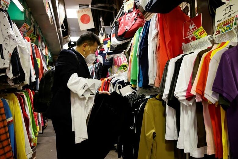 写真は服を買い求める男性。2023年3月、東京で撮影。REUTERS/Androniki Christodoulou