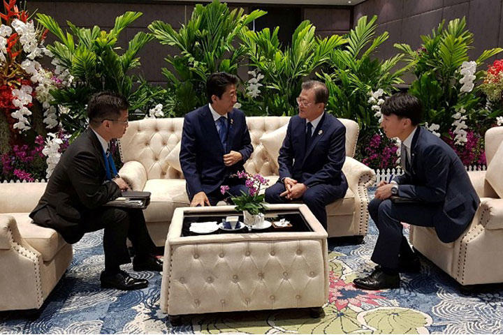 11月4日、ASEAN首脳会議が開かれていたバンコクで、日本の安倍首相と韓国の文在寅大統領の11分間の「歓談」が実現した　The Presidential Blue House/REUTERS