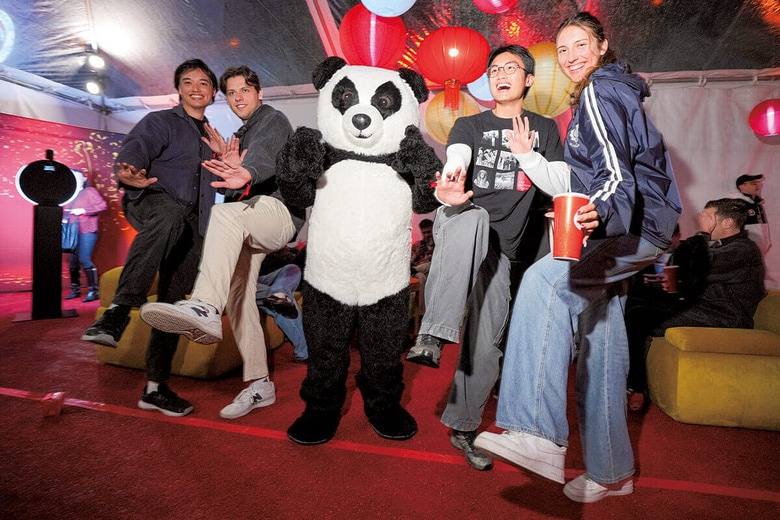 アメリカ最大の中華レストランチェーンの春節イベントでノリノリの若者たち（今年2月）　AP/AFLO