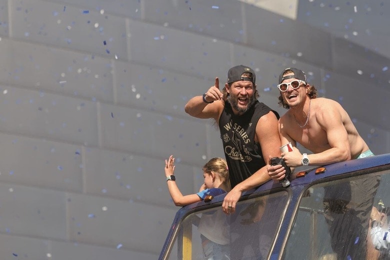 11月3日の優勝パレードではしゃぐカーショウ（左）とキケ