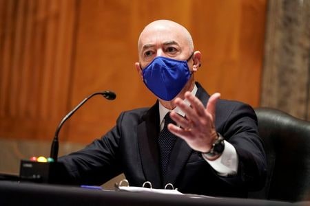 バイデン次期米大統領が国土安全保障省長官に指名したアレハンドロ・マヨルカス氏は１９日、上院国土安全保障委員会が開いた指名承認公聴会で、議会襲撃事件を受けて過激派の脅威への対応を強化するとし、諜報員に情報収集の権限を与える考えを示した（２０２１年　ロイター/JOSHUA ROBERTS）