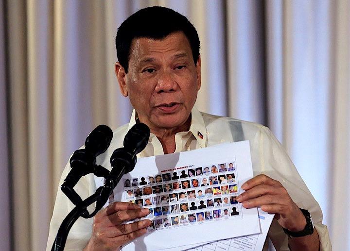 麻薬汚染政治家を公表するというドゥテルテ大統領。写真は国家警察の幹部に麻薬取引に関与した容疑者のリストを見せるドゥテルテ大統領。Romeo Ranoco / REUTERS