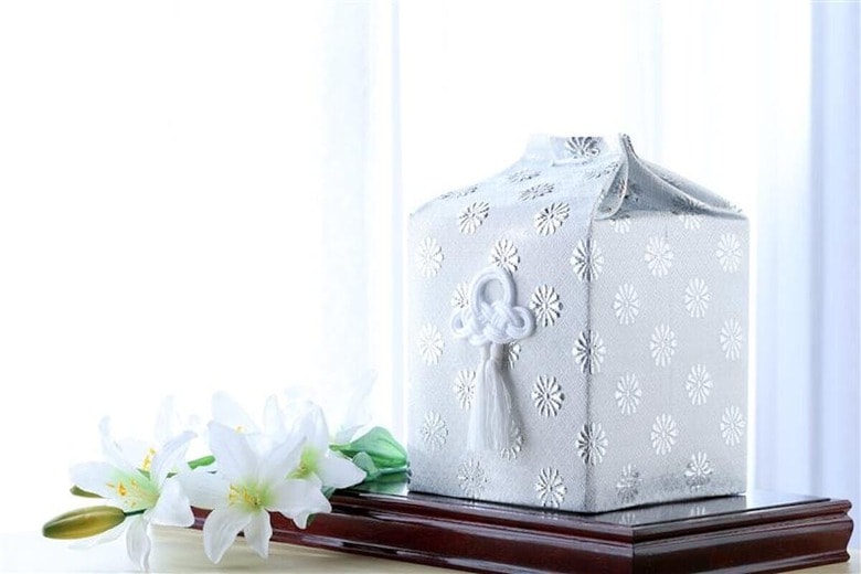 人を弔うのは経済的にも心身にも負担が大きい／shutterstock