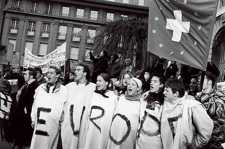 1992年のスイス国民投票で欧州経済地域加盟が否決された後、改めて賛意を示すデモ　MONIQUE JACOTーGAMMAーRAPHO／GETTY IMAGES