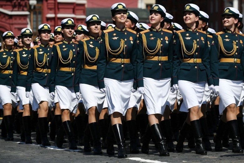 軍事パレードで更新するロシア軍の女性兵士たち（2020年6月）　Host photo agency/Ramil Sitdikov via REUTERS