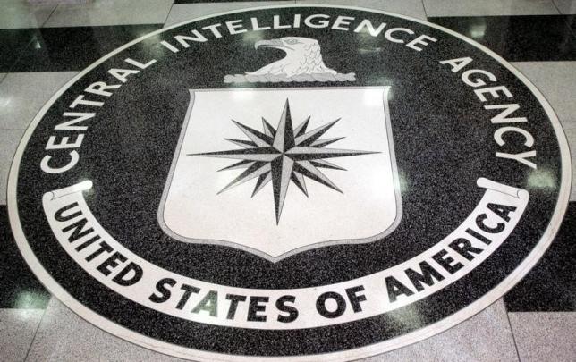 ３月８日、内部告発サイト「ウィキリークス」が米中央情報局（ＣＩＡ）のハッキング技術に関する文書を公開したことについて、米情報当局や司法当局者は、機密情報を漏らしたのはＣＩＡと契約のある業者とみられるとの見解を示した。写真はＣＩＡのロゴ。バージニア州で２００５年３月撮影（２０１７年　ロイター／Jason Reed JIR）