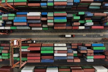 中国から米国向けのコンテナ船運賃が、４０フィートコンテナ１個当たり２万ドルを超え、最高値を更新した。写真は今年６月６日に上空から撮影した香港の葵青コンテナターミナル。（２０２１年　ロイター／Aleksander Solum）