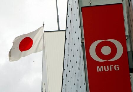 　５月１５日、三菱ＵＦＪフィナンシャル・グループは発行済み株式の１．５２％に当たる１億７５００万株・２５００億円を上限とする自社株買いを決議したと発表した。写真は同グループのロゴと日本国旗。２０１７年９月、都内で撮影（２０２５年　ロイター/Kim Kyung-Hoon）