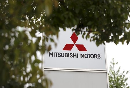 　５月１１日、国土交通省は、三菱自動車の燃費不正問題に関する社内調査の結果報告が全容解明にはほど遠い不十分な内容で遺憾だ、として、１８日までに再度全容解明のための報告を出すよう求めたことを明らかにした。写真は三菱自動車のロゴ、都内で４月撮影（２０１６年　ロイター／Toru Hanai）