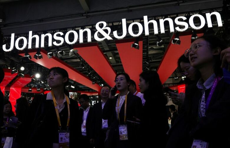 ジョンソン・エンド・ジョンソン（Ｊ＆Ｊ）のロゴ。２０２５年１１月、中国・上海で開催された第８回中国国際輸入博覧会で撮影。REUTERS/Maxim Shemetov
