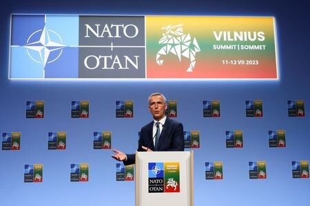 　７月１１日、リトアニアの首都ビリニュスで開かれているＮＡＴＯ首脳会議は、ウクライナの将来的な加盟を再確認したが、直ちにＮＡＴＯに招待することは見送った。ウクライナのゼレンスキー大統領は失望感をあらわにした。写真はＮＡＴＯのストルテンベルグ事務総長。ビリニュスで１０日撮影（２０２３年　ロイター／Yves Herman）