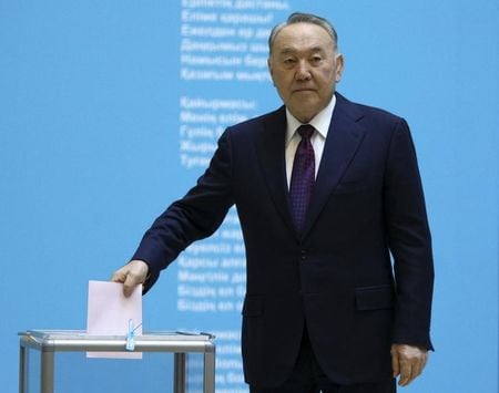 　３月２１日、２０日に実施されたカザフスタン下院議会選挙は、ナザルバエフ大統領（写真）の与党ヌルオタン（祖国の光）が圧勝した。２０日撮影（２０１６年　ロイター/Mukhtar Kholdorbekov）