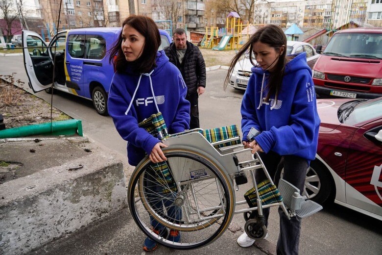 キーウ近郊のイバンキフ村に届けられた日本の車いす（3月15日、FFU提供）