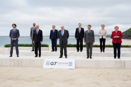 　６月１３日、Ｇ７サミットは共同声明を発表し、中国に対して新彊での人権尊重、香港の高度の自治を求めたほか、東・南シナ海での一方的措置に反対する姿勢を示した。写真撮影をする各国首脳、英カービスベイで１１日撮影（２０２１年　ロイター／Patrick Semansky/Pool via REUTERS）
