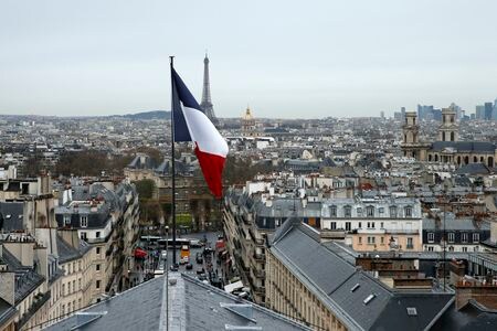 　格付け会社フィッチは１２日、フランス国債の格付けを「ＡＡマイナス」から「Ａプラス」に引き下げた。写真はパリで２０１６年３月撮影（２０２５年　ロイター／Benoit Tessier）