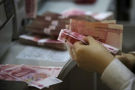 　８月１８日、上海証券報は、中国政府による「影の銀行」（シャドーバンキング）規制により一部地方銀行の成長に悪影響が出ており、バランスシートが大幅に縮小しているところがあると報じた。写真は北京の銀行で４月に撮影（２０１７年　ロイター／Kim Kyung Hoon）