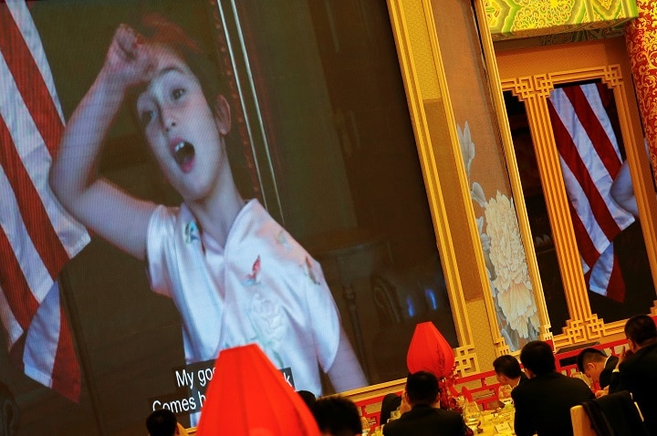 トランプを迎えた中国の晩餐会でスクリーンに大写しされた、中国語の歌を歌うアラベラちゃん　Jonathan Ernst- REUTERS