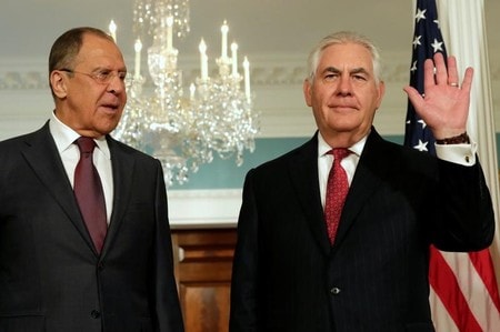 　１２月２７日、米国のティラーソン国務長官（右）とロシアのラブロフ外相（左）は電話会談を行い、北朝鮮の核開発問題に対処するために外交努力を継続することで一致した。ワシントンで５月撮影（２０１７年　ロイター/Yuri Gripas）