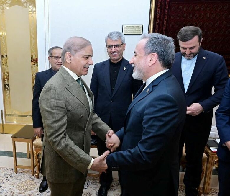 パキスタンのシャリフ首相とイランのアラグチ外相。4月25日、イスラマバードで撮影。パキスタン首相府提供写真。REUTERS