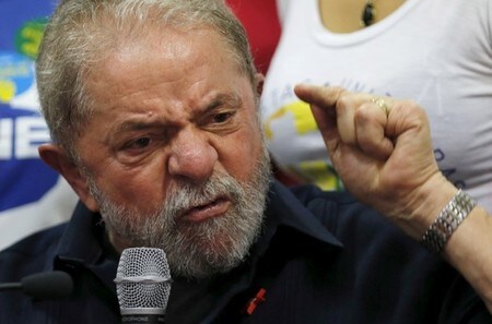 　１２月１２日、ブラジルの連邦警察は、ブラジル建設最大手オデブレヒトから利益供与を受けたとして、収賄の罪でルラ元大統領を起訴するよう求めた。写真はメディアに対して語るルラ元大統領。サンパウロで３月撮影（２０１６年　ロイター／Paulo Whitaker）