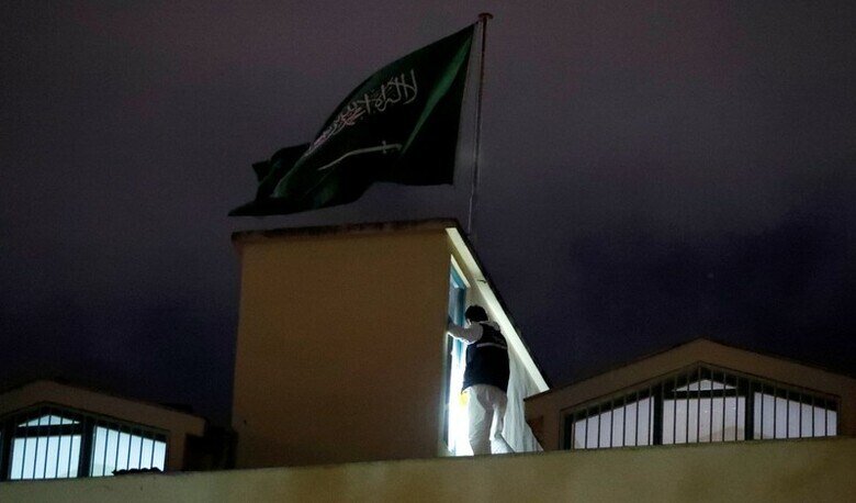 １０月１８日、サウジアラビア人反体制記者ジャマル・カショギ氏がイスタンブールのサウジ総領事館訪問後に消息を絶った問題で、トルコの警察当局がイスタンブール近郊の森などで遺体の捜索を行っていることが、２人のトルコ高官の話で明らかになった。写真は１６日、イスタンブールのサウジ領事館を調べるトルコの捜査官（２０１８年　ロイター/Murad Sezer）