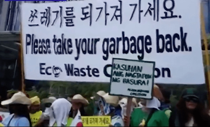 フィリピンの韓国大使館に押し掛けた環境保護団体のメンバーたち　 GMA News/YouTube