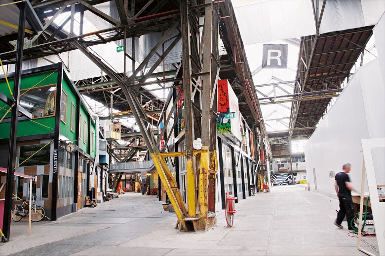 造船工場跡をリノベーションして造られたスペースは、天井高15mと開放的。そこにプレハブを建てクリエイターに貸し出している。むき出しになった鉄骨は造船所だった頃の名残だ。