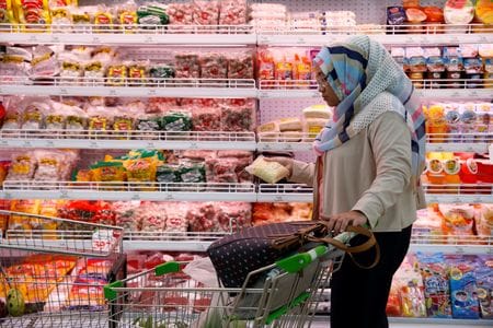 　９月１日、インドネシア統計局が発表した８月の消費者物価指数（ＣＰＩ）上昇率は前年比３．２７％に加速したが、市場予想は下回った。写真はジャカルタのスーパーマーケットで２０１６年６月撮影（２０２３年　ロイター／Beawiharta）